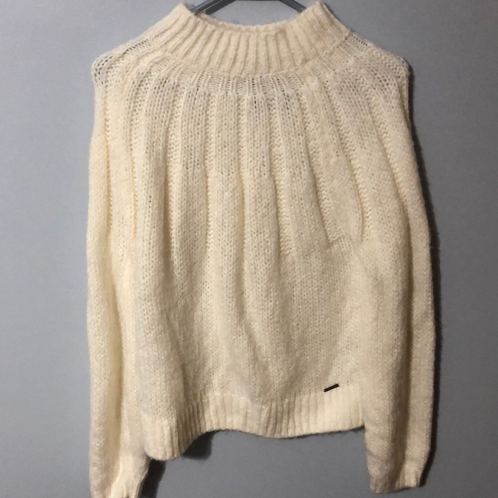 Size L Abercrombie sweater never worn